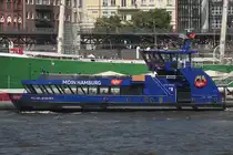 Hadag Hafenfähre WILHELMSBURG; Eigner/Betreiber: Hadag; Aufnahmeort: Elbe/Hafen Hamburg, Deutschland; Datum: 13.06.2025; Info: (ENI 048 06970), Einmann-Fährschiff Typ 2000 / HADAG / Lüa 29,85 m, B 8,13 m, Tg 1,7 m / 2 Diesel, 2 Ruder-Propeller, 12 kn / 250 Pax. / 2008 bei SSB, Oortkaten, Hamburg. Das Bild zeigt die WILHELMSBURG vor den St.Pauli Landungsbrücken