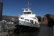 Ex Hadag Hafenfähre GROSSER MICHEL; Aufnahmeort: Elbe/Hafen Hamburg, Deutschland; Datum: 18.08.2025; Info: Heute genutzt als Eventschiff. Das Bild zeigt die GROSSER MICHEL an ihrem Stammliegeplatz am Anleger Sandtorhöft (Kehrwiederspitze). 