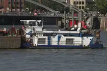 Schuber SCH2334; Aufnahmeort: Elbe/Hafen Hamburg, Deutschland; Datum: 14.07.2025; Info: (ENI 05604450). Das Bild zeigt die SCH2334 nahe der Kehrwiederspitze mit der Niederbaumbrücke im Hintergrund.