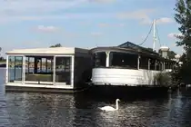 Ehemaliger „Alsterdampfer“ ALSTER III; Eigner/Betreiber: privat; Aufnahmeort: Alster (Binnenalster) Hamburg, Deutschland; Datum: 26.08.2025; Info: Das Bild zeigt die ehemalige ALSTER III an ihrem Dauerliegeplatz am Ballindamm. Das nicht mehr aus eigener Kraft fahrfähige Schiff wird - ergänzt durch einen verglasten Schwimmponton - als  Restaurant genutzt. 
