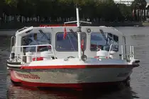 „Alsterdampfer“ QUARTEERSLÜÜD; Eigner/Betreiber: ATG; Aufnahmeort: Alster (Binnenalster) Hamburg, Deutschland; Datum: 30.08.2025; Info: Das Bild zeigt die QUARTEERSLÜÜD am Abend vom Jungfernstieg aus betrachtet.