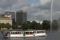 „Alsterdampfer“ ST.GEORG; Eigner/Betreiber: Verein Alsterdampfschiffahrt e.V.; Aufnahmeort: Alster (Binnenalster) Hamburg, Deutschland; Datum: 30.08.2025; Info: Das Bild zeigt die ST.GEORG vor der Alsterfontäne vom Ballindamm aus betrachtet. Sie gilt als das älteste fahrtüchtige Dampfschiff Deutschlands und ist regelmäßig auf Ausflugsfahrten unterwegs.