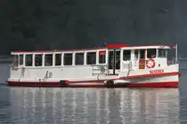 „Alsterdampfer“ SUSEBEK; Eigner/Betreiber: ATG; Aufnahmeort: Alster (Binnenalster) Hamburg, Deutschland; Datum: 30.08.2025; Info: (H6033). Das Bild zeigt die SUSEBEK vor dem Sprühnebel der Alsterfontäne vom Jungfernstieg aus betrachtet.