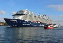 Die Mein Schiff 7 auf ihrer 2 tägigen Ostsee Tour ab/bis Warnemünde beim Auslaufen am Abend des 19.09.2025 in Warnemünde neben an fuhren Warnowstar und Käpp n Brass bis zu den Molen mit.