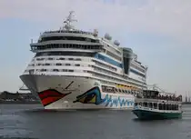 Die Aidadiva auf ihrer 14 tägigen Ostsee Tour ab/bis Warnemünde beim Auslaufen am Abend des 20.09.2025 in Warnemünde neben an fuhr das Fahrgastschiff Selene bis zu den Molen mit.