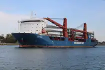 Der Heavy Load Carrier Uhl Fierce beim Auslaufen am Abend des 19.09.2025 in Warnemünde