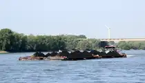 Vier Europa-Leichter Typ IIa , je 76,50 x 11,45m , wurden am 13.06.2025 vom Schubboot Patrijs (02336699 , 26 x 11,20m) auf dem  RHEIN  bei Rees zu Berg geschoben.