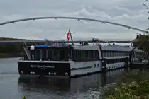 Hotelschiff Reise Riese Symphony, ENI 04802330, L 110m; B 11,40 m; Passagiere 140; gemeldet in Basel liegt am Anleger in Maastricht. 09.2025