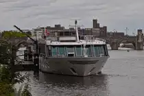 Hotelschiff Reise Riese Symphony, ENI 04802330, L 110m; B 11,40 m; Passagiere 140; gemeldet in Basel liegt am Anleger in Maastricht. 09.2025