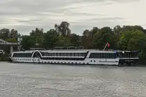 Hotelschiff Reise Riese Symphony, ENI 04802330, gemeldet in Basel liegt am Anleger in Maastricht. 09.2025