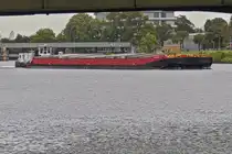 Schubboot MOVER 2, schiebt einen Leichter zu Berg auf der Maas durch Maastricht. 18.09.2025