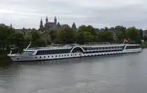Hotelschiff Reise Riese Symphony, ENI 04802330, gemeldet in Basel, liegt am Anleger in Maastricht, aufgenommen von de Hoge Brug. 09.2025