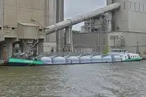 TMS Lindengracht, MMS 244669260, Flagge Niederlande, hat bei einer Zementfabrik auf dem Albertkanal angelegt. 09.2025