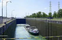 GMS Aquitaine, wird in der Schleuse Fessenheim/Elsaß rheinaufwärts geschleust, Juni 2025