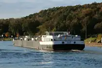 TMS  DETTMER TANK 132  (02338105 , 86 x 9,60m) kam 26.10.2024 im Nassen Dreieck.  Das TMS befuhr den  DORTMUND-EMS-KANAL  zu Tal und bog nach Steuerbord in den Mittellandkanal ab.