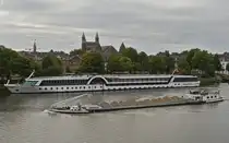 GMS Olivia 02329279 f�hrt auf der Maas zu Berg, am Hotelschiff Reise Riese Symphony, in Maastricht vorbei. 09.2025
