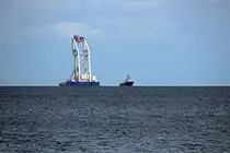 Schwimmkran SVANEN (IMO 9007453) und Schlepper CARLO MARTELLO (IMO 9442275) am Horizont vor Rügen. - 22.09.2025 

