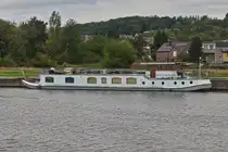 Namenloses Hausboot hat am Ufer des Albertkanals angelegt. 09.2025