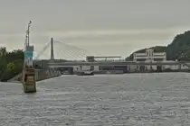 Sicht auf Einfahrt in die Schleuse von Lanaye, welche die Maas mit dem Albertkanal verbindet, die Schiffe werden ca. 14 m Hochgeschleust. 18.09.2025
