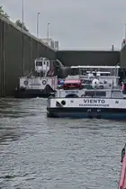 Schubverband Mover 2 und GMS Viento liegen zusammen mit unserm Ausflugboot, in der gro�en Schleusenkammer von Lanaye, zum Schleusen in den Albertkanal. 09.2025 