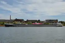 Das mit ein paar Containern beladene Frachtschiff SAILING HOME (ENI: 02330197) fährt den Rhein aufwärts, so gesehen im September 2025 bei Duisburg.