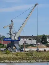 Im Bild einer der beiden Verladekrane im Südhafen von Duisburg. (September 2025)