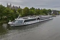 REISE RIESE SYMPHONY, FGKS, gebaut 2003, fr�here Namen Amadeus Symphony und Dutch Symphony, seit 2025 f�hrt das Schiff unter diesem Namen, 04802330, L 110 m; B 11,40, Passagiere 146; aufgenommen von der Fu�g�ngerbr�cke in Maastricht. 09.2025