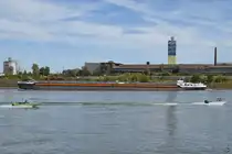 Im Bild der Tanker ERIK WALTHER (ENI: 02337536) und zwei kleine Motorboote (DU-FS 69, DU-X 77), welche sich Ende September 2025 auf dem Rhein bei Duisburg befunden haben.
