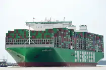 Die EVER ART IMO-Nummer:9893943 Flagge:Taiwan Länge:400.0m Breite:62.0m Baujahr:2022 Bauwerft:Samsung Heavy Industries,Geoje Südkorea nach Hamburg einlaufend vor Teufelsbrück aufgenommen am 20.09.25