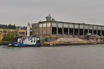 Schubboot LI TORE, ENI 06001929, Gemeldet in Lüttich,  schiebt einen mit Sand beladenen Leichter an den Kai einer Verladestation auf dem Albertkanal. 09.2025