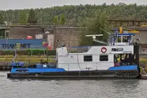 Schubboot LI TORE, ENI 06001929, Gemeldet in Lüttich, schiebt einen mit Sand beladenen Leichter an den Kai einer Verladestation auf dem Albertkanal. 09.2025