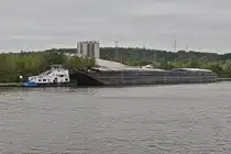 Schubboot MOVER 4; ENI 023 28 956; L 19,95 m; B 6,55m; von Linax Shipping; mit einem Leichter gesehen am Ufer des Albertkanals an eine Be- und Endladestation. 09.2025