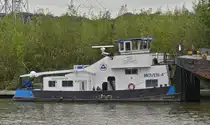 Schubboot MOVER 4; ENI 023 28 956; L 19,95 m; B 6,55m; von Linax Shipping; mit einem Leichter gesehen am Ufer des Albertkanals an eine Verladestation. 09.2025 Gebaut 1957, unter dem Namen Willem-Matthijs, Regiena-Anneliese, Xanthos, Samila, Nicolette, Rubana, Birjo, BJ 1957, seit 2007 unter Mover 4 unterwegs, gemeldet in Ridderkerk