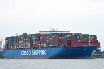 Die COSCO SHIPPING LEO IMO-Nummer:9783502 Flagge:Hong Kong Länge:400.0m Breite:59.0m Baujahr:2018 Bauwerft:Cosco Nantong Shipyard,Nantong China auslaufend aus Hamburg vor Teufelsbrück am 20.09.25