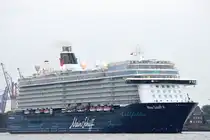 Die MEIN SCHIFF 4 IMO-Nummer:9678408 Flagge:Malta Länge:294.0m Breite:39.0m Baujahr:2015 Bauwerft:Meyer Turku,Turku Finnland auslaufend aus Hamburg vom Fähranleger Teufelsbrück aufgenommen am 20.09.25