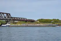 Der Tanker BEATE JAEGERS (ENI: 05501890) fährt den Rhein hinauf, so gesehen Ende September 2025 in Duisburg.