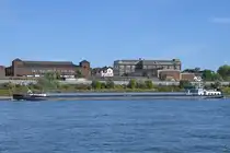 Ende September 2025 war das Gütermotorschiff CURA DÉI (ENI: 02326126) auf dem Rhein bei Duisburg unterwegs.