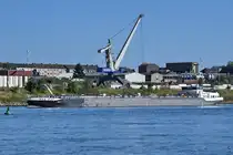 Das Tankmotorschiff VIA VAI (ENI: 02327564) fährt den Rhein hinab. (Duisburg, September 2025) 