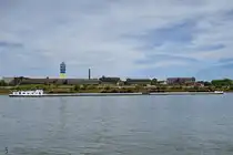 Der Koppelverband bestehend aus RHENUS THIONVILLE I & II (ENI: 02332593 & 02332594) auf dem Rhein unterwegs. (Duisburg, September 2025)