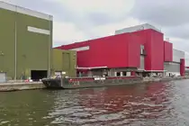 Leichter DRIVING 2, wurde bei der M�llverbrennungsanlage auf dem Albertkanal am Kai festgemacht. 18.09.2025