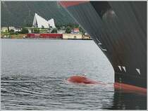 Der Bug des Hurtigrutenschiffes MS Finnmarken. Im Hintergrund die Eismeerkathedrale von Troms�. Man beachte auch die M�we! Technische Daten zur MS Finnmarken: Baujahr: 2002, 1.000 Passagiere, L�nge 138,5 m, Breite 21,5 m, 8 Decks. Bild vom 20.8.2004 (Jonas)