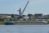Das Tankmotorschiff MARGRET DEYMANN (ENI: 02327182) ist hier auf dem Rhein bei Duisburg-Wanheimerort zu sehen.