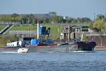 Das Kranschiff IJSSELDELTA (ENI: 02324230) wird gerade von einem Motorboot überholt. (Duisburg, September 2025)