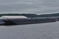 Leichter REYA; ENI 06105613; L 81,99 m; B 11,45 m, gesehen auf dem Albert Kanal, während einer Bootstour nach Lüttich. 18.09.2025