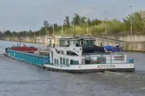 ADVENA, GMS; ENI: 02313371, L 76,4 m x 8,27; 1029 t; BJ 1942; Bauwerft: Jos Boel & ZN in Temse, Flagge NL; Heimathafen S’Gravendeel; Ex Namen Haniel 103 / Haniel / Haniel Kurier 22 und andere, wurde als Schiffsschlepper gebaut und 1950 zum GMS umgebaut. Aufgenommen bei der Ausfahrt aus der Schleuse Lanaye in Richtung Maastricht. 18.10.2025