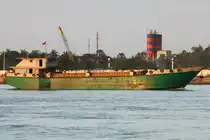 Binnenfrachtschiff ohne erkennbaren Namen; Eigner/Betreiber: unbekannt; Aufnahmeort: Tonle Sap River, Phnom Penh, Kambodscha; Datum: 02.11.2011. Info: Das Bild entstand in der Hauptstadt Kambodschas, unmittelbar vor der Mündung des Tonle Sap in den Mekong. Der Tonle Sap fließt übrigens - je nach Wasserführung des Mekong - in oder aus dem gleichnamigen See, der sich rund 140 Flusskilometer oberhalb der Mündung befindet.