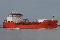 Tankschiff JOHN T. ESSBERGER; Eigner/Betreiber: Essberger; Aufnahmeort: Ostsee/Kieler Förde, Deutschland; Datum: 01.08.2025; Info: (IMO 9939797) Das Bild zeigt die JOHN T. ESSBERGER auf Höhe Falckenstein, eskortiert von einer privaten Segelyacht. 