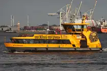 Hadag Hafenfähre ALTENWERDER; Eigner/Betreiber: Hadag; Aufnahmeort: Elbe/Hafen Hamburg, Deutschland; Datum: 28.07.2025; Info: (ENI 05116370) Einmann-Fährschiff Typ 2000 / Lüa 29,97 m, B 8,06 m, Tg 1,5 m / 2 Diesel, 2 Ruder-Propeller, 12 kn / 250 Pass., nach Umbau 380 Pass. / 1997 bei Grube, Oortkaten, Hamburg, Umbau 2016: jetzt Fahrgäste 380 Das Bild zeigt die ALTENWERDER schrägab der St.Pauli Landungsbrücken.
