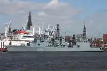 Fregatte F 213 AUGSBURG; Aufnahmeort: Elbe/Hafen Hamburg, Deutschland; Datum: 10.05.2015; Info: Das Bild entstand anlässlich der Auslaufparade des 826. Hamburger Hafengeburtstages.