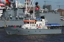 Sicherungsboot Y 836 PUTLOS; Aufnahmeort: Elbe/Hafen Hamburg, Deutschland; Datum: 10.05.2015; Info: Das Bild entstand anlässlich der Auslaufparade des 826. Hamburger Hafengeburtstages.